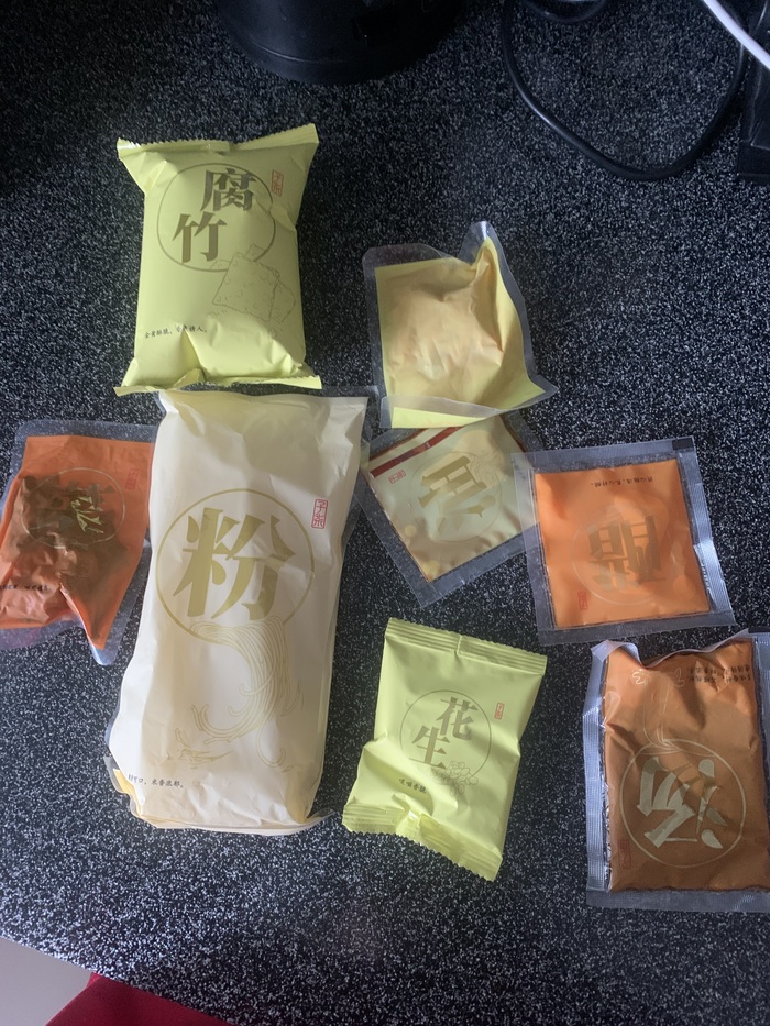 Запакованные лапша и топпинги