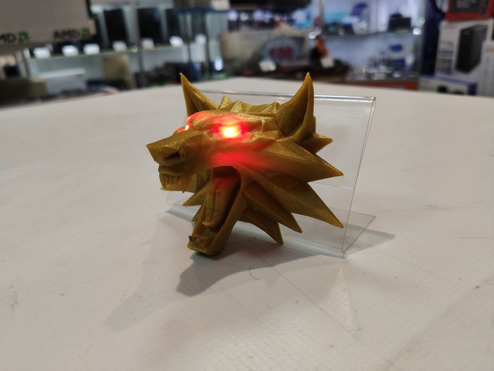 Волк из Ведьмака. Внутри 2 светодиода, батарейка с держателем, выключаетль.