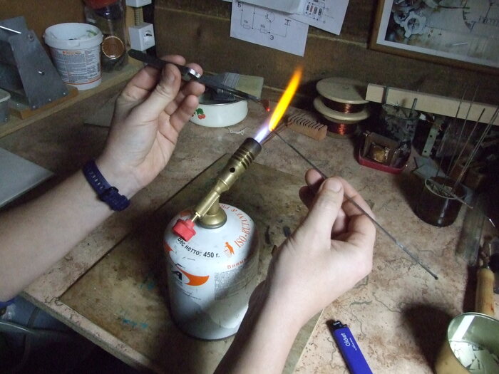 Фото 3. Разогрев заготовки и одной из спиц. Содовое свечение – остатки стекла на спице.