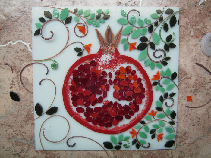 Фото 16. Панно с гранатом. Используются, в том числе и детали – стеклянные, сформованные вручную кривые из струн.