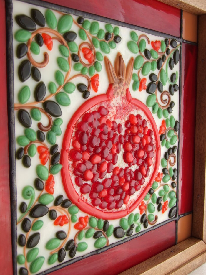 Фото 17. Лицевая часть светильника на основе стеклянного панно с гранатом.