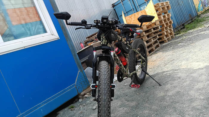 Подножку стоит снять, облегчить вес аппарата, да и гремит, наверное при езде