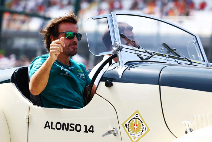 Фернандо Алонсо и команда Aston Martin F1 участвуют в параде пилотов перед Гран-при Италии на Национальном автодроме Монцы 3 сентября 2023 года (Фото: Mark Thompson / Getty Images)