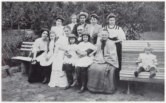 Альберт Цезаревич на фото по центру