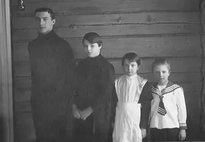 Авксентий на фото слева, самый высокий