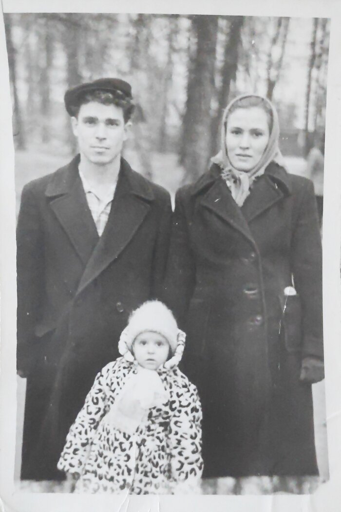 Моя мама с родителями. Все еще впереди! Примерно 1963.