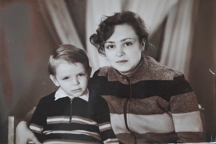 Мой брат и мама, меня еще даже не планировали. Ей 25 лет.