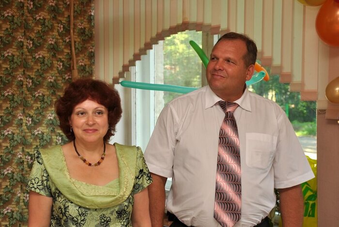 А вот и она выдает меня взамуж в мои 19 лет, ей уже 49.