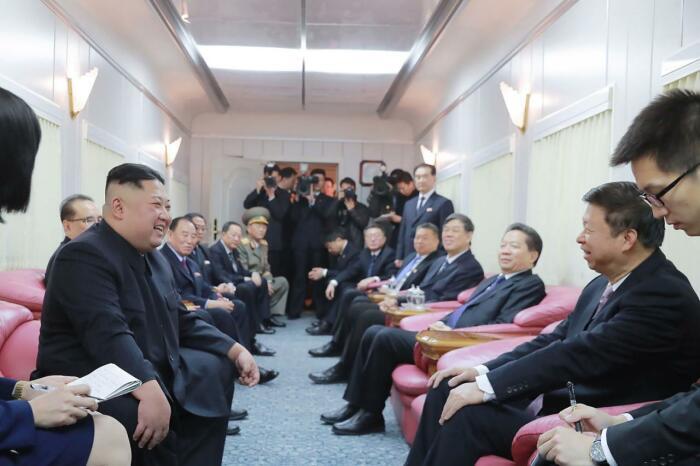 � ������� ������� �� ����� ������������� ������ � ������, ��� ��� �� ��������� ������� �������� � �������� �� �������. | ����: <!--noindex--><a href="https://pikabu.ru/story/bronepoezd_s_rozovyimi_divanami_na_chem_kim_chen_yin_dobiraetsya_do_mesta_mezhdunarodnyikh_vstrech_10656701?u=http%3A%2F%2Fbusinessinsider.com&t=businessinsider.com&h=11ea9e82224d9ba8abd1827c6dd23e853e5231e9" title="http://businessinsider.com" target="_blank" rel="nofollow noopener">businessinsider.com</a><!--/noindex-->.