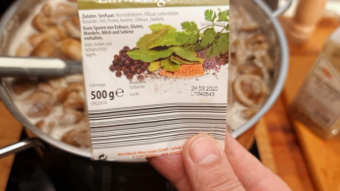 (Семена горчицы, можжевельник, семена укропа, лавровый лист, кориандр, перец чили, душистый перец, сушеная морковь, укроп, лук. Или на ваш вкус.)