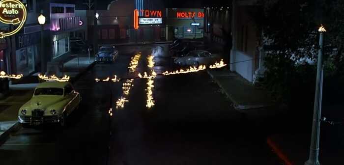 Марти возвращается домой в свой родной 1985 г.