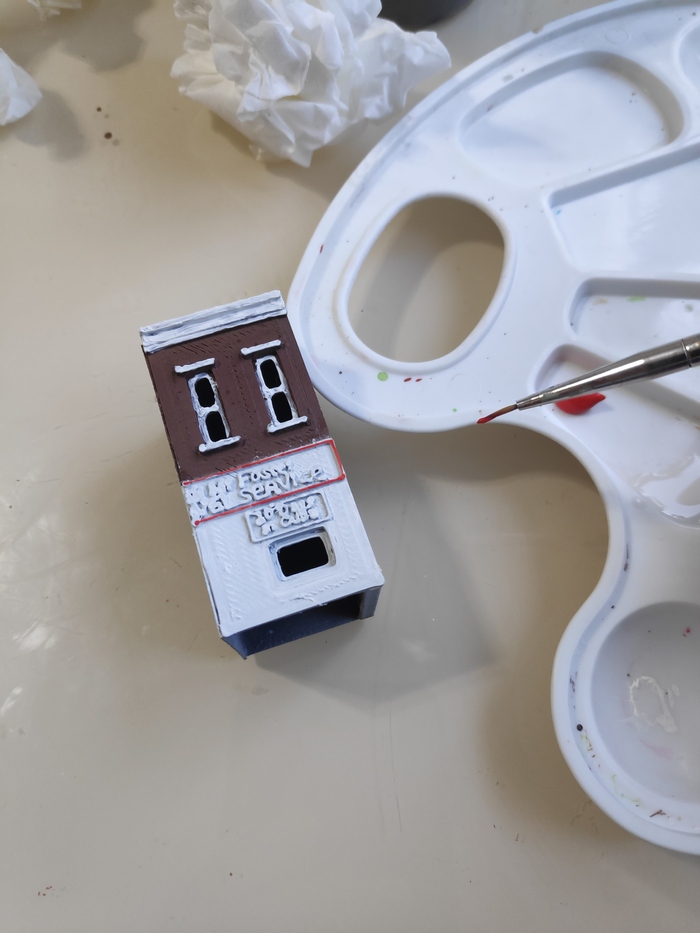 Один из домиков в процессе покраски