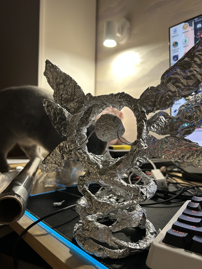 Кошачье очень старательно помогало на всех этапах работы