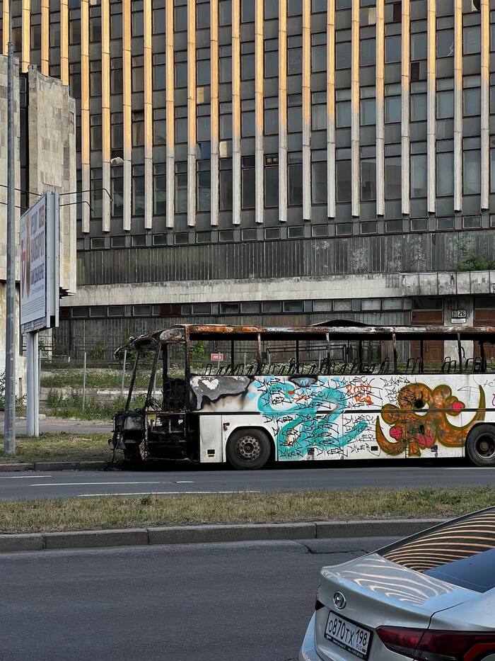 Сгореший автобус прямо напротив заброшенного советского отеля, 10 минут от метро Приморская)