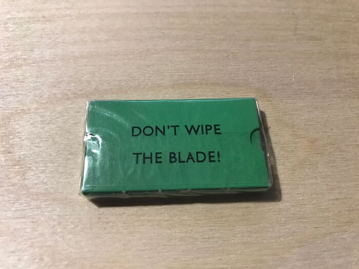 Кто и что не понятно. С торцов никаких надписей нет