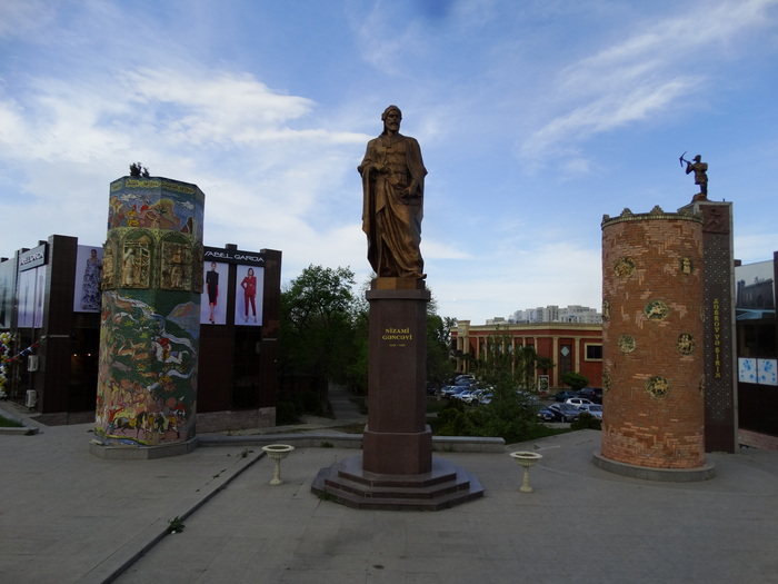 Памятник Низами Гянджеви в Гяндже.