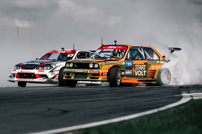 Серебряный призер этапа Тимофей Добровольский (Ниссан Сильвия S15) против лидера чемпионата Антона Козлова (BMW e30) (Фото: Petr Zubachek)