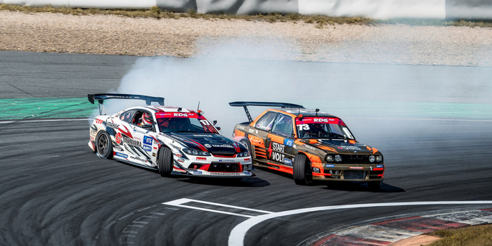 Серебряный призер этапа Тимофей Добровольский (Ниссан Сильвия S15) против лидера чемпионата Антона Козлова (BMW e30) (Фото: Ilya Kotelnikov / <!--noindex--><a href="https://pikabu.ru/story/samyiy_zrelishchnyiy_vid_avtosporta_top_fotografiy_s_yetapa_rds_gp_v_moskve_10667556?u=http%3A%2F%2Fautomotovelo.photo&t=automotovelo.photo&h=0d19660124648a91259cd427f76873a28f9bb2cd" title="http://automotovelo.photo" target="_blank" rel="nofollow noopener">automotovelo.photo</a><!--/noindex-->)