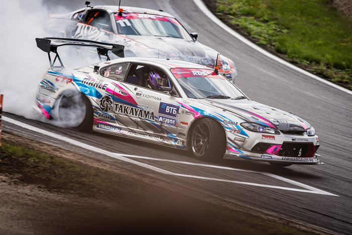 Роман Тиводар (Ниссан Сильвия S15) против победителя этапа Владислава Попова Ниссан 350Z) (Фото: Anton Mikhailov)