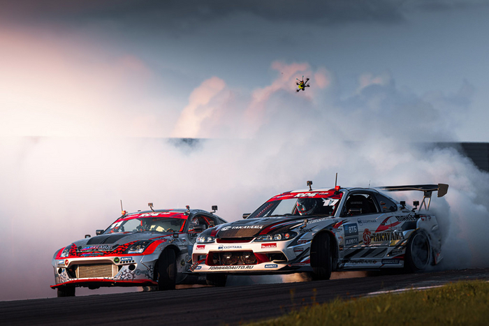 Заезд за первое место: Владислав Попов (Ниссан 350Z) против Тимофея Добровольского (Ниссан Сильвия S15) (Фото: Stanislav Ten)