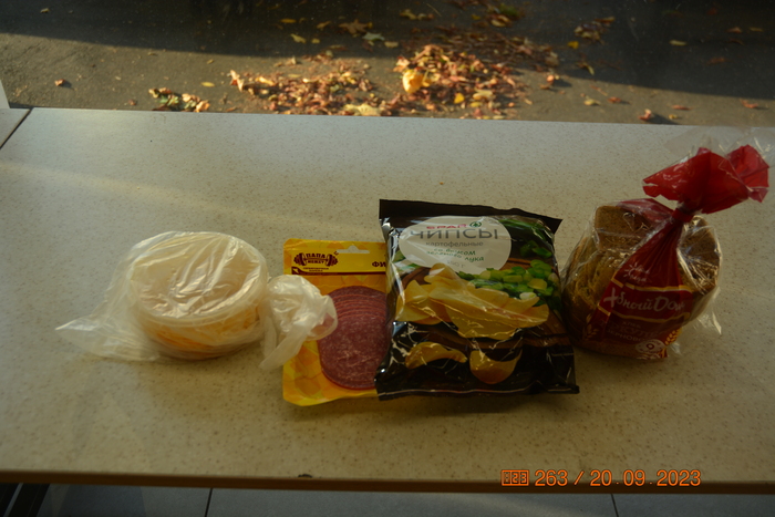 Ибо готовая еда по соотношению цена/качество здесь рулит. Слева супчик из курицы/лапши, который я распробовал, и там ещё я беру борщ с говядиной. Едва ли не взял суп с фрикадельками, но фасоль не люблю((( надо состав читать