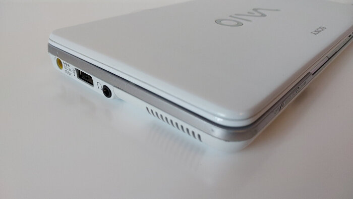 Левая грань Sony Vaio P.