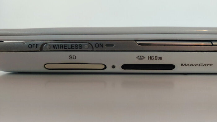 Разъемы Card-Reader. По Memory Stick поддерживается MagicGate.