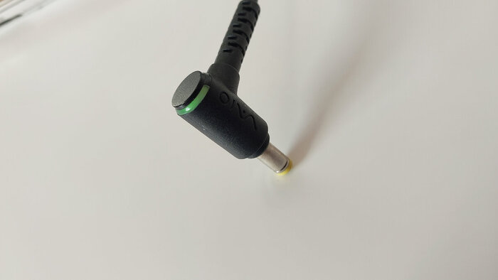 Индикатор разъема зарядки.