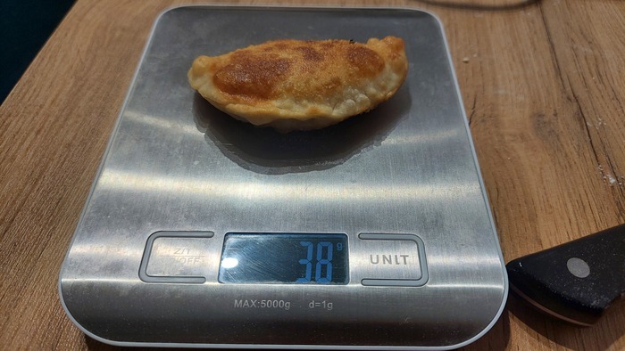 Это один из последних, там больше теста и фарша. Но он всё равно на пару укусов.