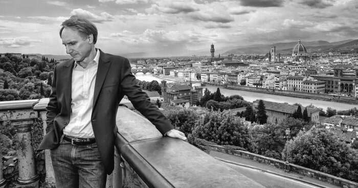 Дэн Браун, американский писатель и журналист. Наиболее известен как автор цикла романов о приключениях профессора истории искусств и религиозной символики Роберта Лэнгдона, среди которых бестселлеры "Код да Винчи", "Ангелы и Демоны" и другие.