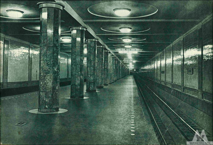 Когда-то на «Красносельской» лампы освещения были вписаны в предназначенные для них округлые выемки на потолке