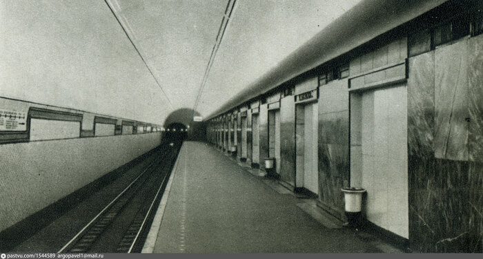 Оригинальная «Кировская», она же «Чистые пруды» — видно, что центральных проходов от платформ не существует