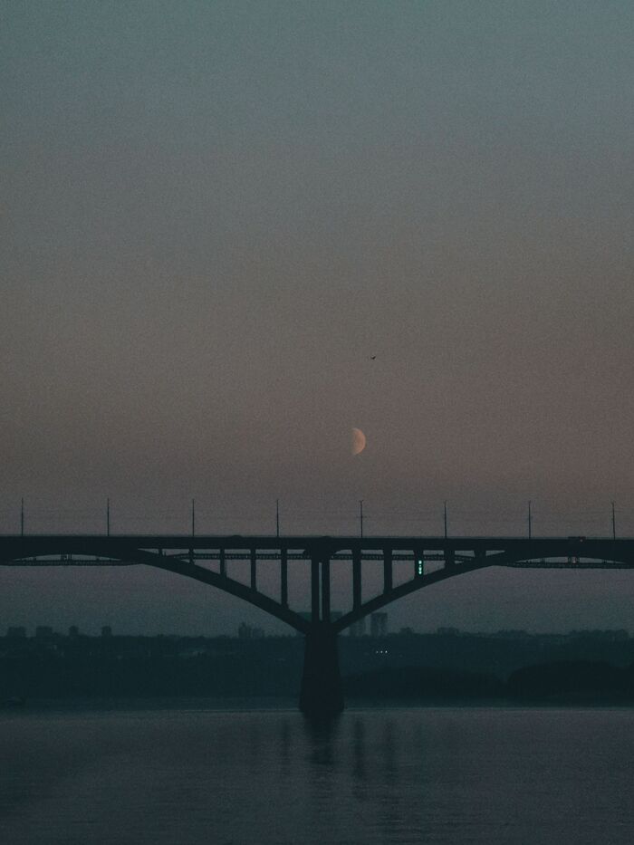 Луна над мостом...