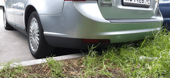 На фото плохо видно, но пластиковый бампер немного расщеплён посередине