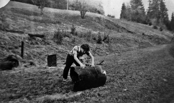 Мой приятель по приключениям и походам Агеев куда-то покатил одну бочку
