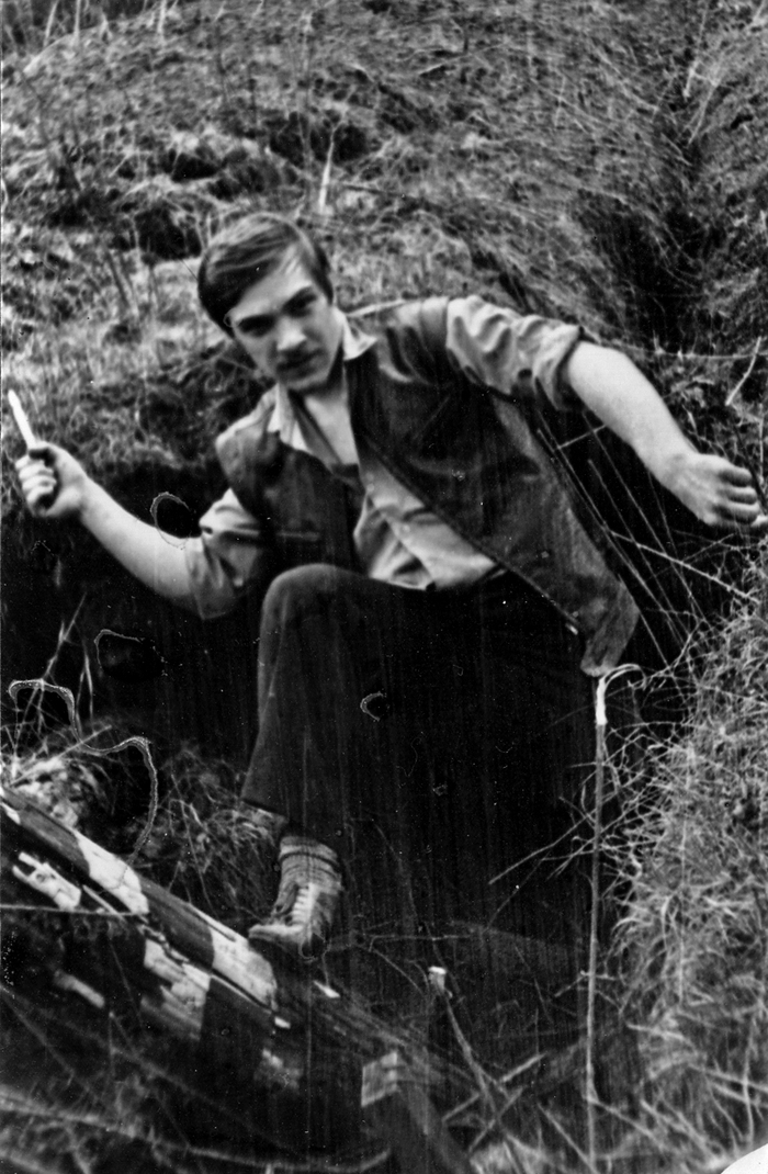 Я в понтовом кожаном жилете и с крутым ножом с наборной рукоятью.
И в московских кроссовках )))