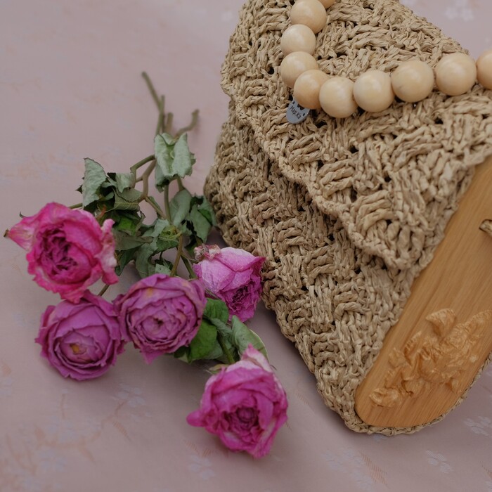 Очень понравились эти объемные розы на деревянных боковушках.