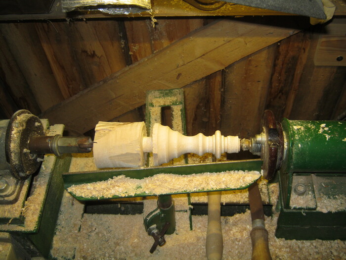 Фото 9. Стойку выточил из сухого березового полена «в центрах».