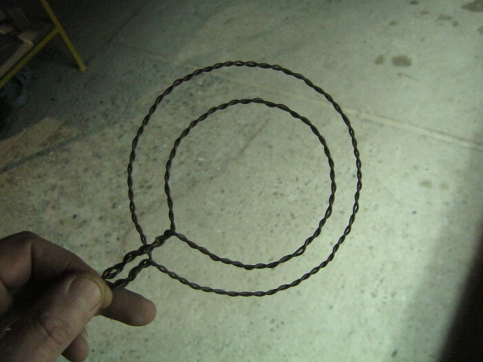 Фото 11. Проволочную рамку сделал из свитой вдвое мягкой стальной вязальной проволоки. Сначала на крышке литрового пластикового ведерка от клея. Понял, что пожадничал и скрутил вариант поскромнее на консервной баночке.