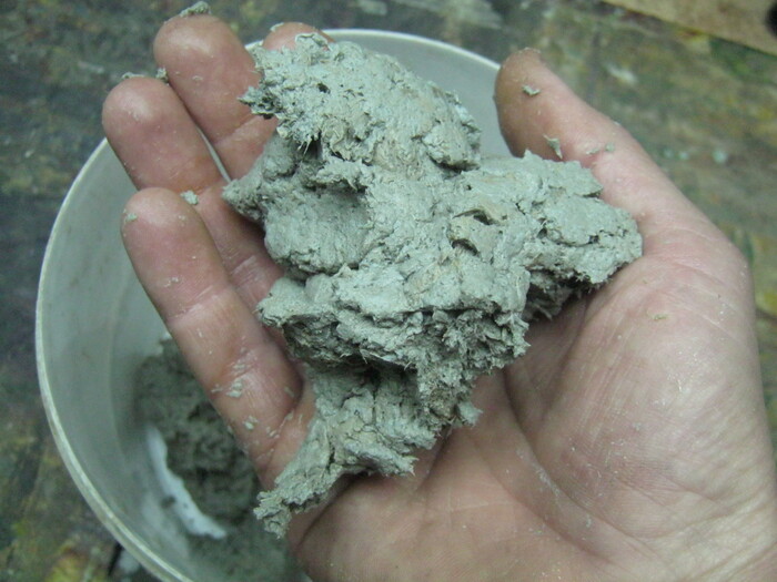 Фото 14. Слегка перетер размокший асбест в кашицу пальцами до образования однородной массы похожей на мокрую бумажную для папье-маше.