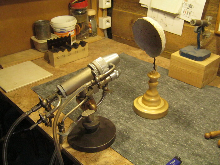 Фото 16. Проволочную ручку заклинил в деревянной подставке двумя некрупными колышками, подобрав предварительно, высоту ковшика-отражателя. Для пробы.