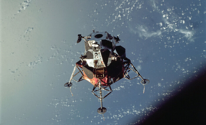 Лунный модуль "Аполлон-9" над Землей