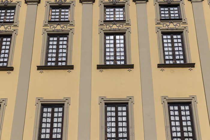 Внутрення часть стены с окнами.