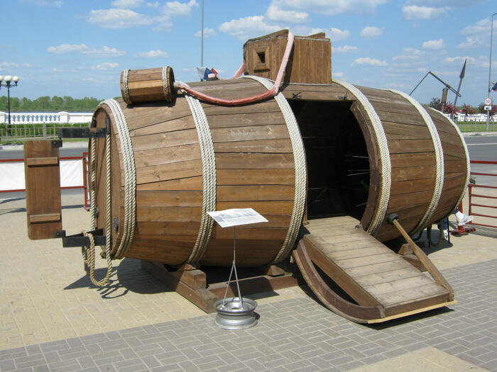 Музей под открытым небом возле Кремля - Потаенный корабль Е.Никонова (можно посидеть в нем)