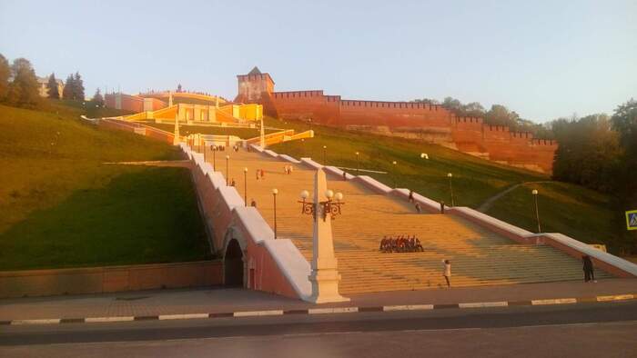 Чкаловская лестница, ступеней по правой стороне снизу вверх - 44, рекорд по забегу по ней (н.Бурда) 1 минута 22 секунды.