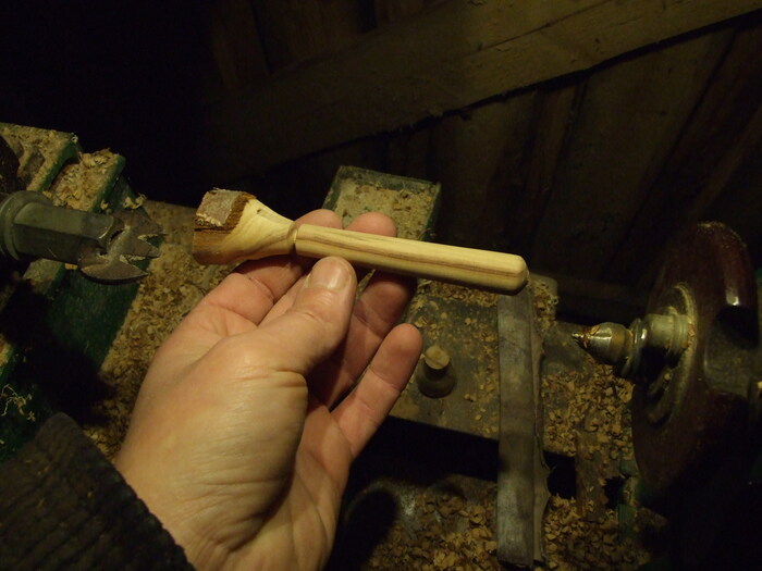 Фото 4. Заготовка ручки после точения. Задний хвост-«литник» обломался при шлифовке.