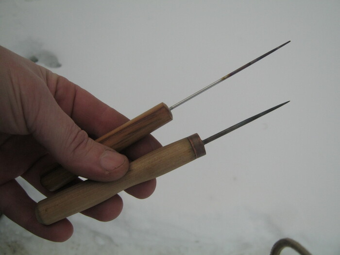 Фото 10. Старый (внизу) инструмент из 3-мм сварочного вольфрама и новый (вверху) из 2 мм молибдена.