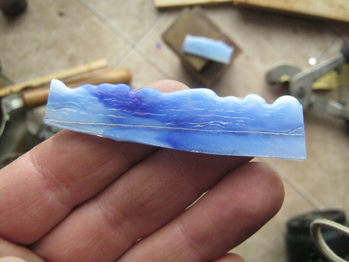 Фото 12. Возьмем обрезок витражного стекла для фьюзинга. Это неровный край листа образовавшийся при раскатывании горячего стекла и наведения «волн». Край сильно рифленый, и волнистый, его почти невозможно надежно отрезать стеклорезом.