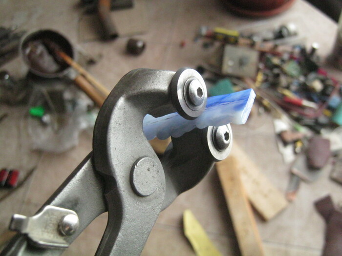 Фото 13. Для экспериментов с огневым прокалыванием откусываем несколько образцов-заготовок кусачками для стекла.