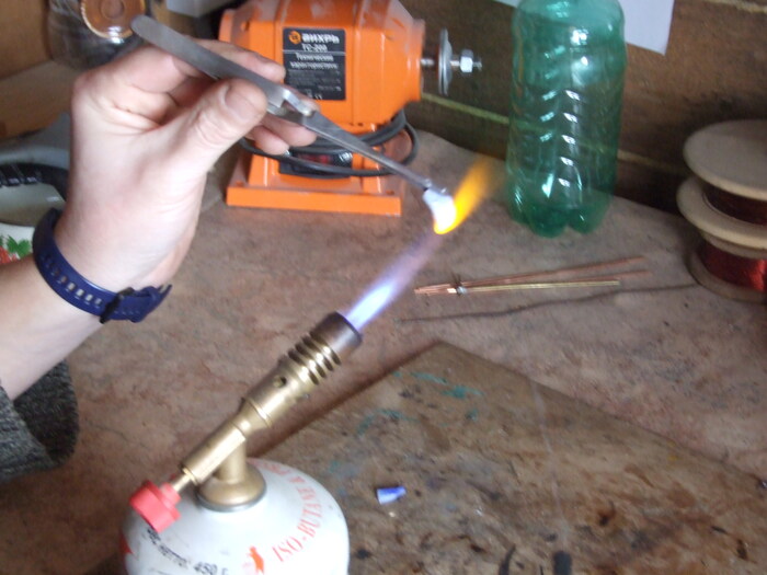 Фото 14. Разжигаем горелку и держа стекляшку обратным пинцетом разогреваем её в дальней части пламени.